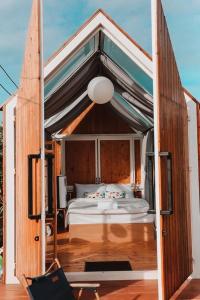 Ban Pha Saiนอนนิ่ง อิงดาว的木质结构的卧室配有一张床