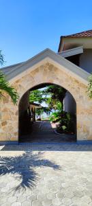 哲帕拉La Collina Villa的通往带拱门的房子的石头入口