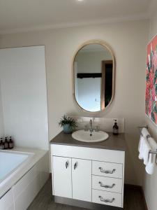 默立基戴森德度假屋的一间带水槽和镜子的浴室