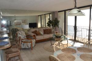 巴拿马城海滩Ocean front condo的客厅配有沙发和桌子