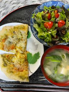 仙台ペット可 Akiu-Canada 鴻ノ巣温泉的配比萨饼和沙拉的食品