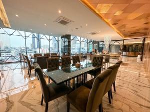 曼谷S3 Siam Bangkok Hotel的一间设有玻璃桌和椅子的用餐室