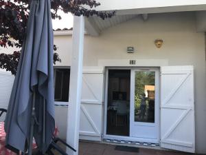 滨海拉特朗什Maison La Tranche-sur-Mer, 1 pièce, 4 personnes - FR-1-22-194的大门,有门的建筑物的敞开门