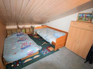 滨海拉特朗什Maison La Tranche-sur-Mer, 1 pièce, 4 personnes - FR-1-22-194的一间卧室设有两张床和木制天花板
