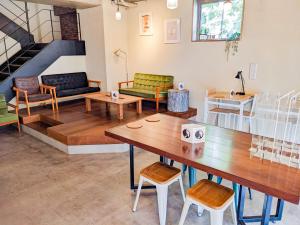 大阪Hostel JIN - Weekly Appartment in Osaka的客厅配有桌椅