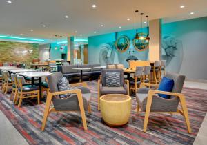 莱克韦La Quinta Inn & Suites by Wyndham Lakeway的一间设有桌椅的餐厅