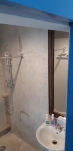 华欣Klai Hat Inn的一间带水槽和淋浴的浴室