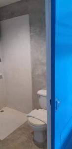 华欣Klai Hat Inn的一间位于客房内的白色卫生间的浴室