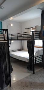 华欣Klai Hat Inn的宿舍间设有两张双层床。