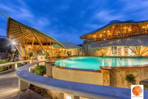 吉利特拉旺安Pearl Sunset Resort的度假村的游泳池