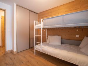 瓦尔莫雷尔Appartement Valmorel, 3 pièces, 7 personnes - FR-1-356-414的一间卧室配有两张双层床。