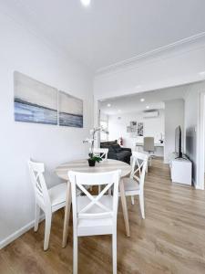 IngleburnBrand new 2 Bedrooms Apartment in Ingleburn的白色的用餐室配有桌椅
