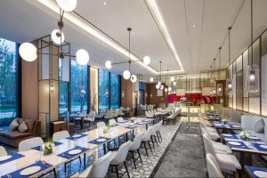 上海上海虹桥维景酒店的用餐室设有桌椅和窗户。