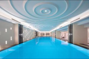 上海上海虹桥维景酒店的一座拥有蓝色天花板的大型游泳池
