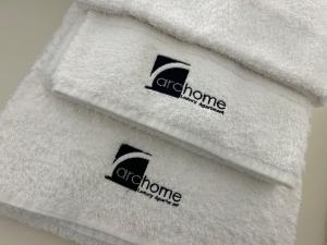 布林迪西Archome Luxury Apartment的一堆白色毛巾,上面有色标
