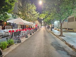 科尔多瓦Milca Celeste Nueva Córdoba的一条晚上带桌椅的空街道