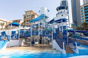 迪拜The Westin Dubai Mina Seyahi Beach Resort and Waterpark的游轮上游泳池的水滑梯