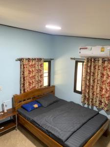 罗勇NADOHN2 San Fan Homestay的一间卧室设有一张床和一个窗口