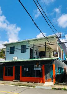 奎波斯城Los Sueños RyG 3的街道拐角处的橙色和白色建筑