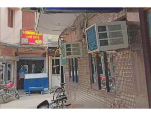 阿姆利则Hotel Kailash, Amritsar的停放在砖砌建筑外的自行车