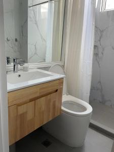 马尼拉San Lorenzo Place的浴室配有卫生间、盥洗盆和淋浴。