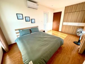 下龙湾Sky Halong Apartment的一间卧室配有一张床和风扇