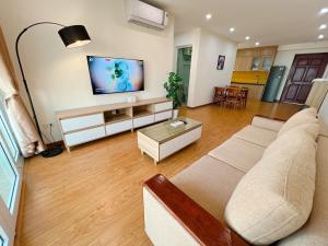 下龙湾Sky Halong Apartment的带沙发和平面电视的客厅