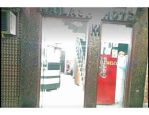 阿姆利则Hotel Kailash, Amritsar的商店一侧的镜子