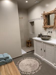 Tielt瑟兰提姆住宿加早餐旅馆的浴室配有盥洗盆和浴缸。