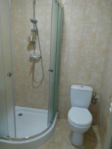 BystreKrystyna的浴室设有卫生间和带玻璃门的淋浴。