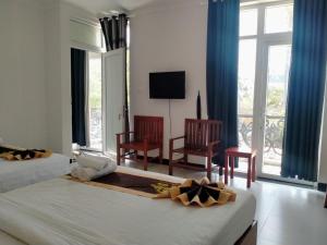 美奈PHAM GIA HOTEL Mui Ne的酒店客房设有两张床和一个阳台。