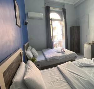 开罗澳大利亚旅馆的客房设有两张床和窗户。