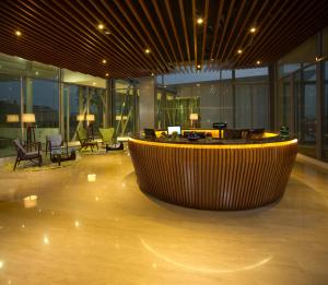 吉隆坡吉隆坡服务式套房签名酒店的大楼中央设有大浴缸的大型大堂
