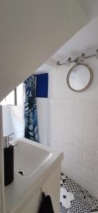 瓦比尼科Vacation Home Kovachnica (Blacksmith`s shop)的白色的浴室设有水槽和镜子