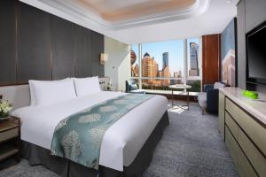 上海上海东方滨江大酒店（上海国际会议中心）的酒店客房设有一张床和一个大窗户