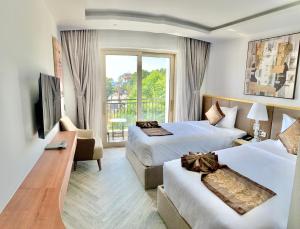 波来古市Ngon Avatar Hotel的酒店客房设有两张床和一个阳台。