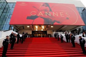 戛纳Ferretti 36 ' Bateau à Quai Vieux-Port Cannes Festival La Croisette的一群穿着西装的人站在红地毯上