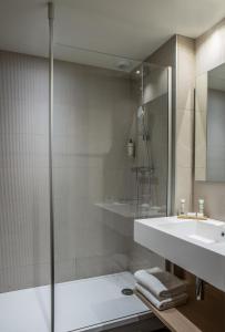 布洛涅-比扬古巴黎布洛涅酒店的一间带水槽和淋浴的浴室