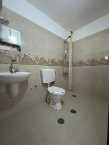 希伯仑Alsharif family的一间带卫生间和水槽的浴室