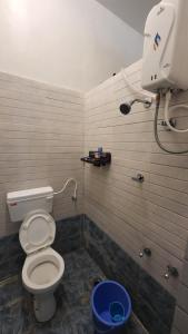 浦那Backpackers hostel的一间带卫生间和墙上摄像头的浴室