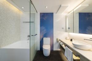 香港Lodgewood by Nina Hospitality Mong Kok的一间带卫生间和水槽的浴室