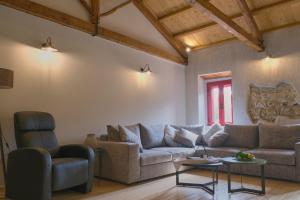 Makris GialosYasemia Wood & Stone Villa的客厅配有沙发和椅子