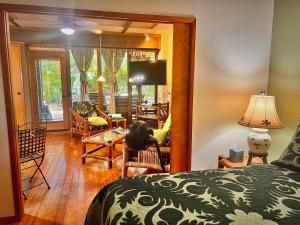 维雷亚毛伊美好世界住宿加早餐酒店的一间卧室设有一张床和一间客厅。