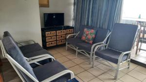 马盖特Dumela Margate Flat No 30的客厅配有两把椅子和电视