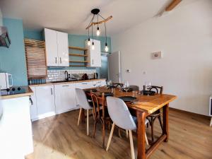 艾克斯莱班L'AQUAE - Parking - Wifi - Netflix的一间厨房,内设一张木桌和椅子