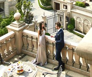 杭州杭州丽晶美庐酒店的新娘和新郎站在阳台上