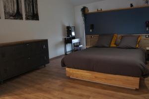 Saint-Jeure-dʼAyL'espaco的一间卧室设有一张大床和蓝色的墙壁