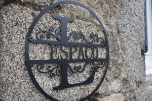 Saint-Jeure-dʼAyL'espaco的石墙边的金属标志