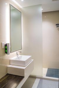 新加坡3号航站楼大使过境休息室酒店的浴室设有白色水槽和镜子