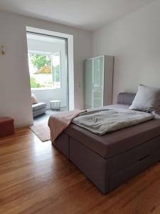 卡尔斯鲁厄EG Weststadt Karlsruhe 4 Zimmer的一间卧室设有一张大床,铺有木地板